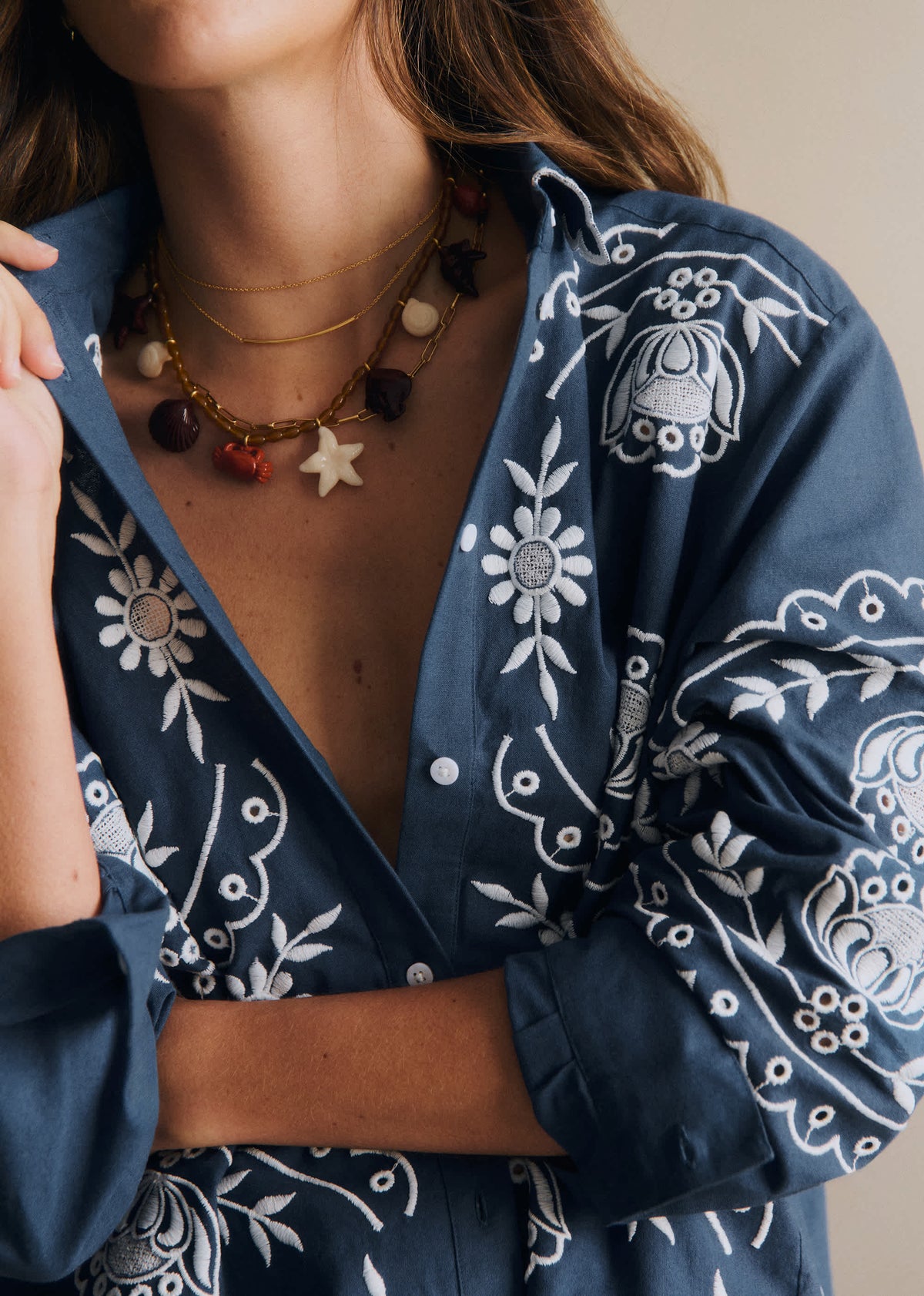Chemise Maxy - Broderie Contrastée Ecru Fond Bleu Ardoise