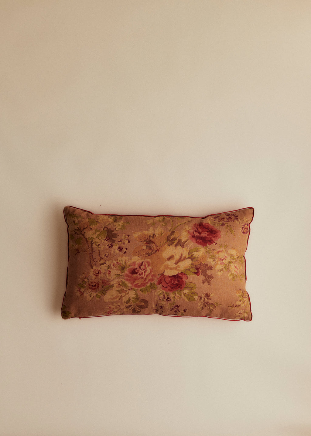 Coussin vintage velours blush - Petit modèle - Imprimé Roses Anciennes Fond Ocre