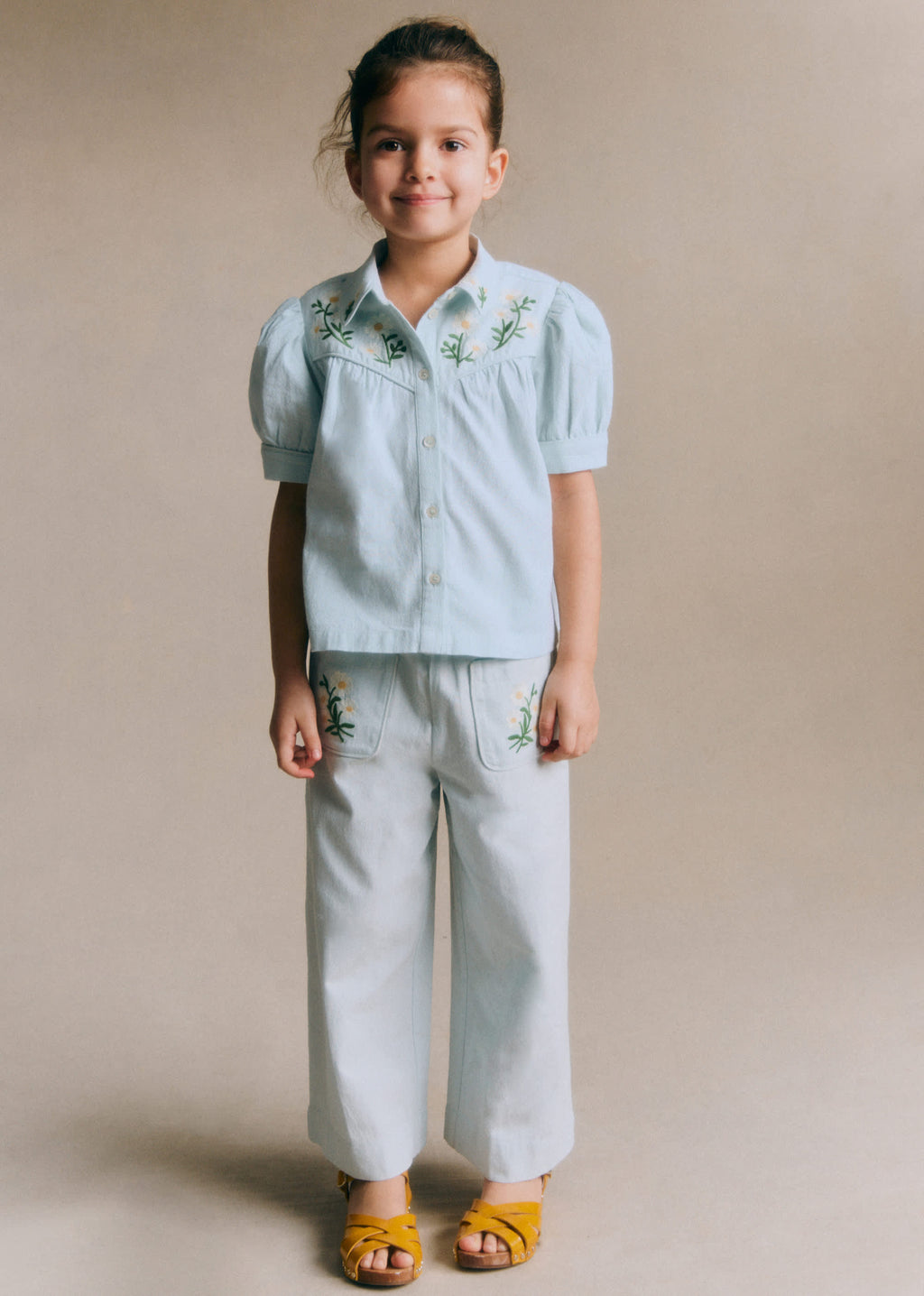 Pantalon Solane - Broderie Contrastée Marguerite Fond Bleu Ciel