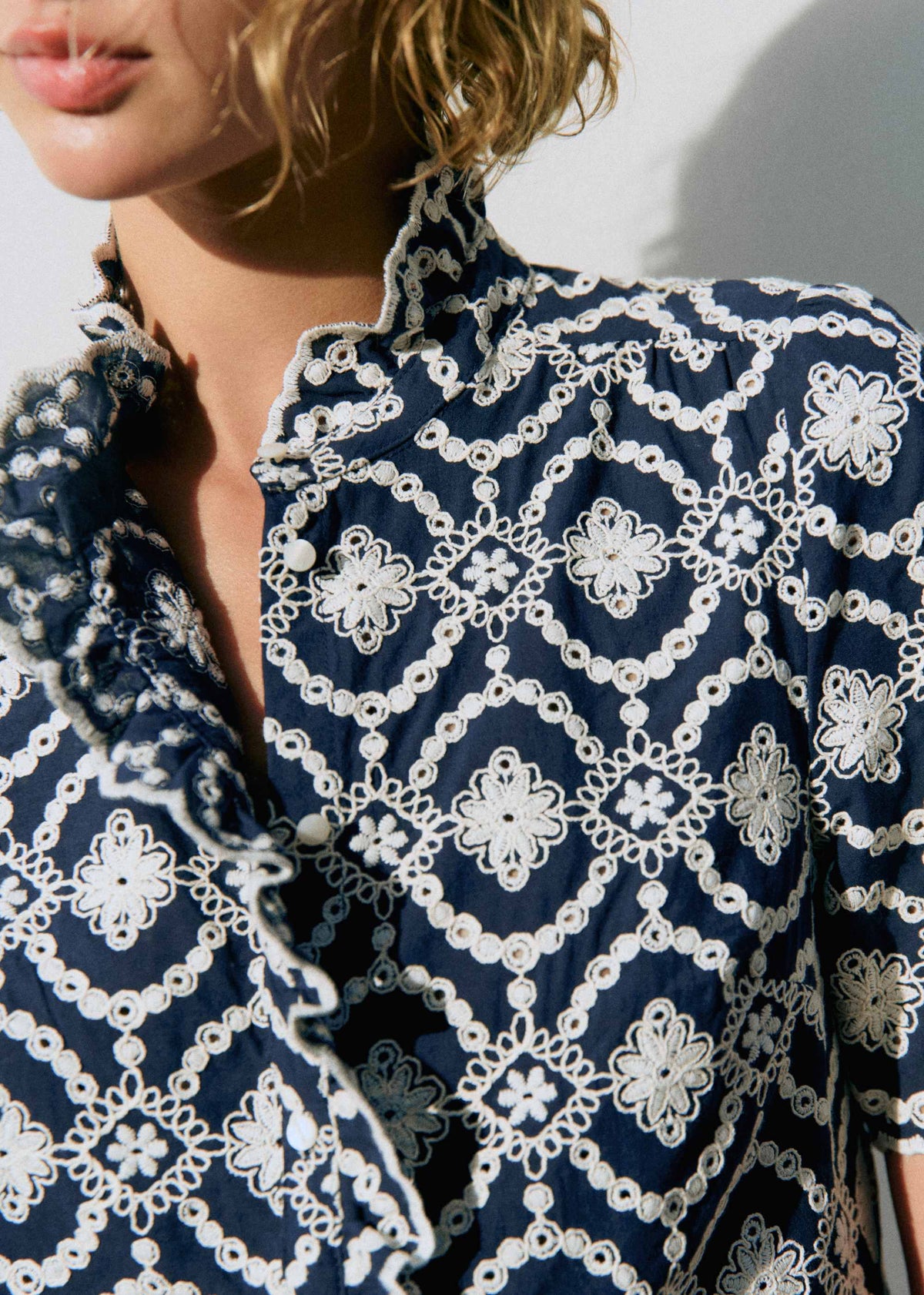 Chemise Dalhia - Fond Marine Broderie Ecru