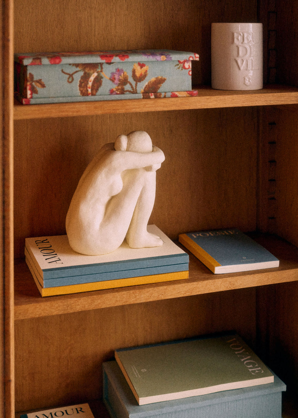 Sculpture Guénolée Courcoux - Femme assise petit modèle - Ecru