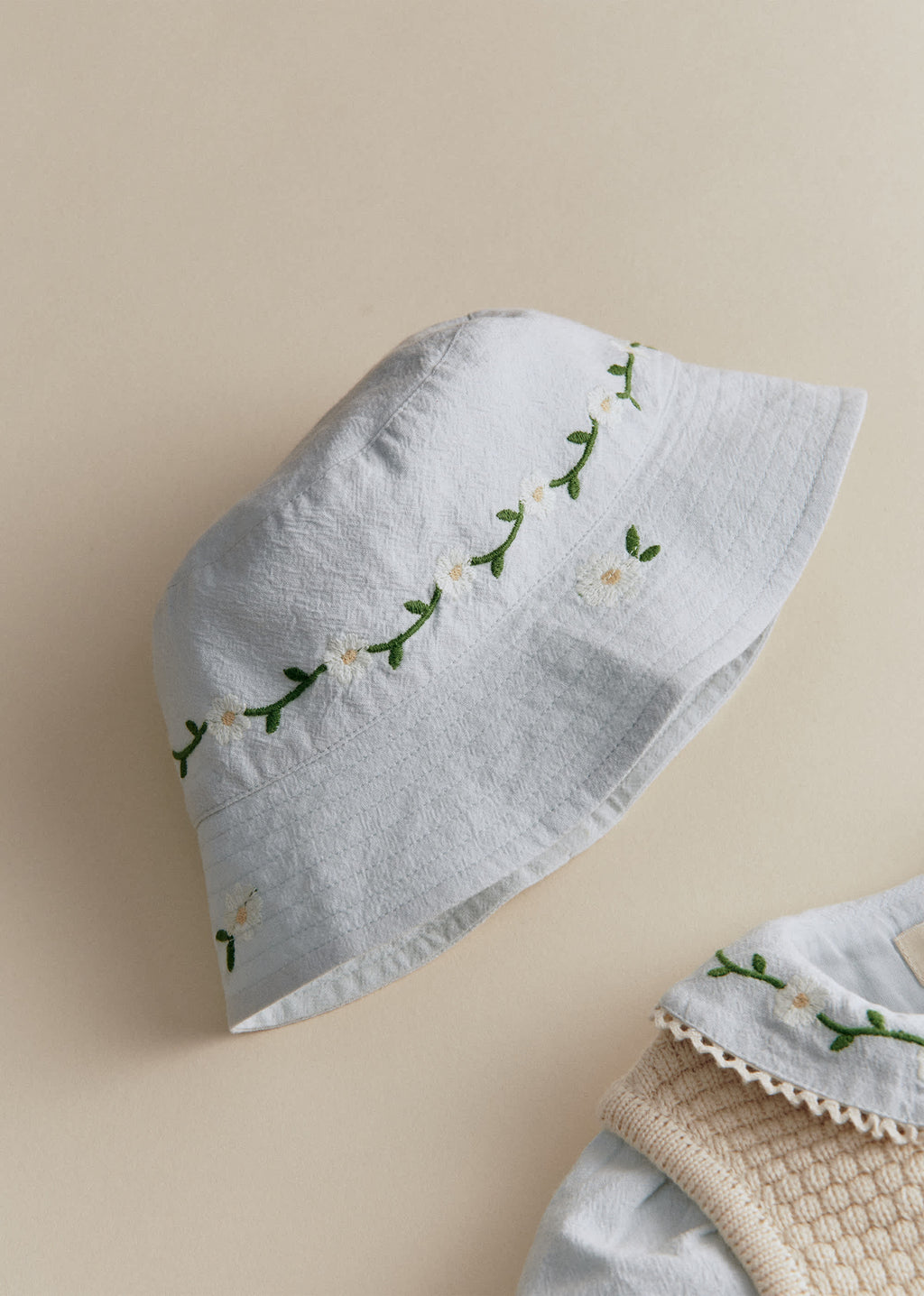 BOBY - Broderie Contrastée Marguerite Fond Bleu Ciel
