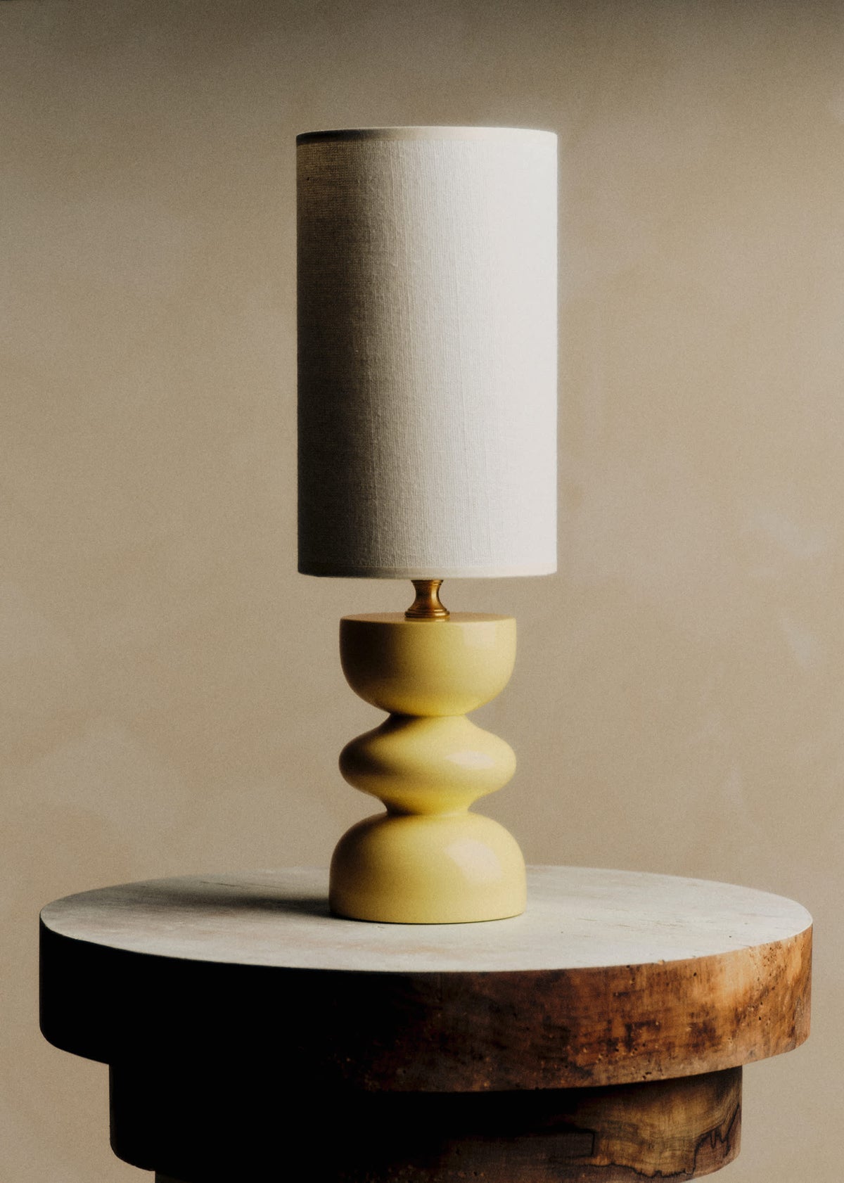 Lampe Romie Objetti Petit Modèle - Bois laqué jaune - Abat-jour Petit Modèle Romie