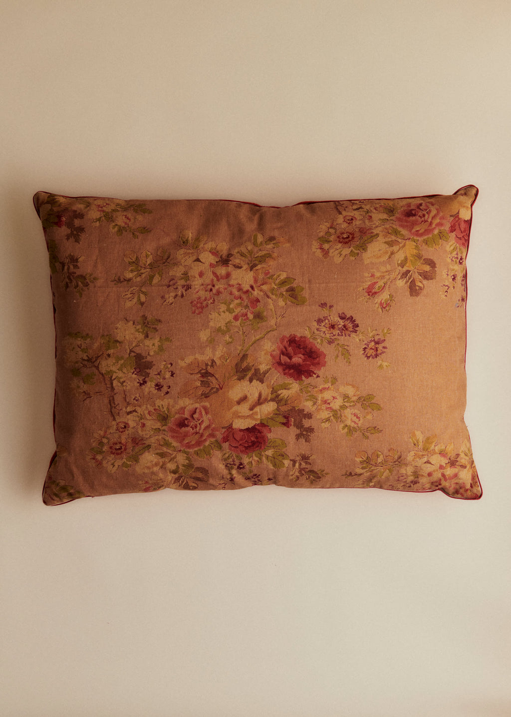 Coussin vintage velours blush - Très grand modèle - Imprimé Roses Anciennes Fond Ocre