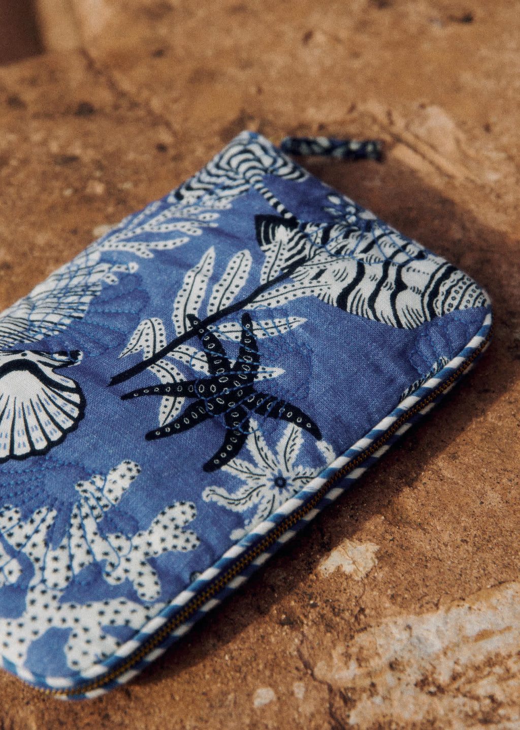 Pochette plage multi-usage - Sézane x Inoui Editions - Imprimé Coquillages Bleu