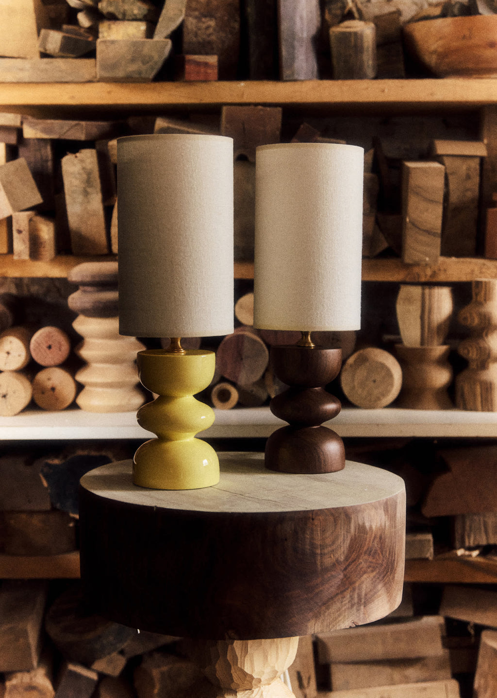 Lampe Romie Objetti Petit Modèle - Bois laqué jaune - Abat-jour Petit Modèle Romie