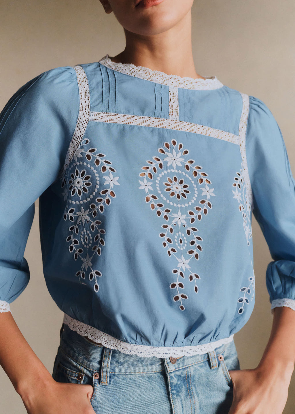 Blouse Enea - Broderie Contrastée Écru Fond Chambray