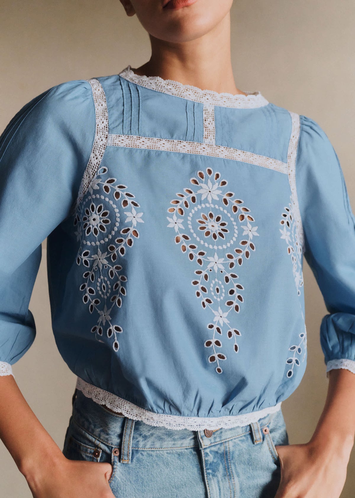 Blouse Enea - Broderie Contrastée Écru Fond Chambray