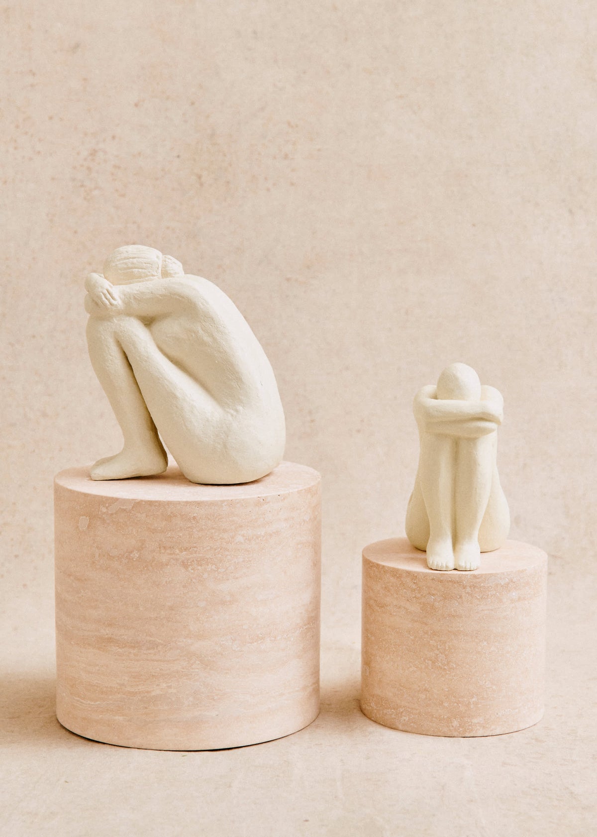 Sculpture Guénolée Courcoux - Femme assise petit modèle - Ecru